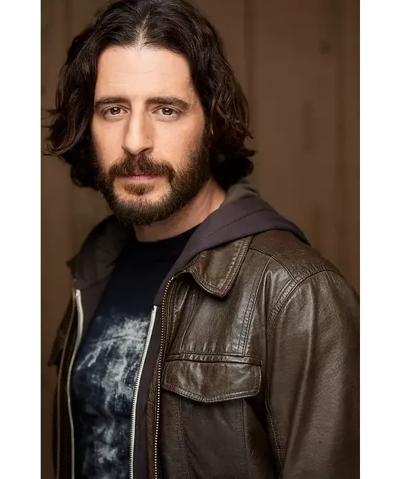 Jonathan Roumie como Jesus: um artesão de Nazaré e filho de Maria e José, que é o Messias esperado e o Filho de Deus