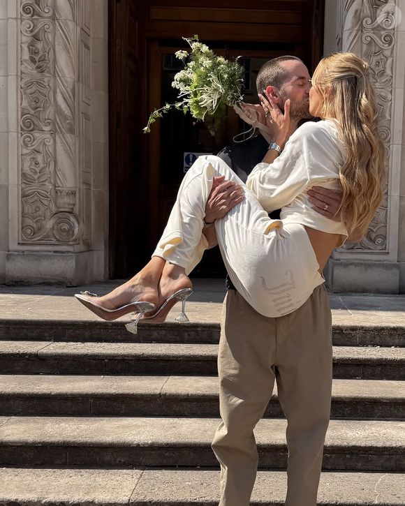 Mais de 200 mil visualizações: noiva viraliza ao trocar vestido branco por agasalho