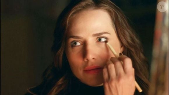 Adriana (Letícia Colin) encontra joia com segredo milionário