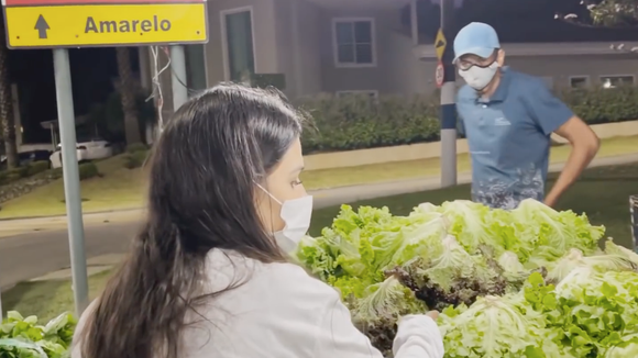 Simone Mendes publicou um vídeo comprando vegetais na feira