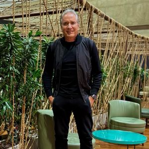 Ana Paula Siebert comentou que Roberto Justus está usando as muletas para acender os interruptores de casa