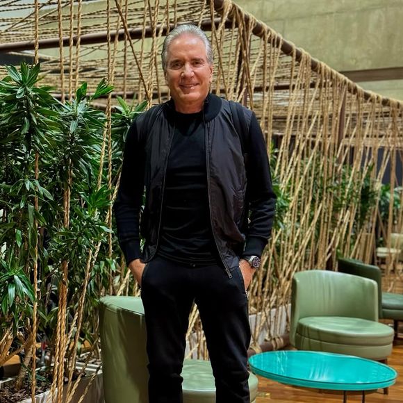 Ana Paula Siebert comentou que Roberto Justus está usando as muletas para acender os interruptores de casa