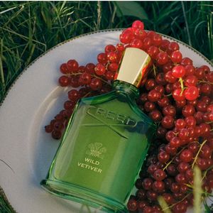 No coração da fragrância Wild Vetiver, da Creed, a combinação reúne rosa, groselha preta e gerânio. Já as notas de fundo são compostas por vetiver, madeira de âmbar e cedro, ingredientes que completam a construção olfativa do perfume