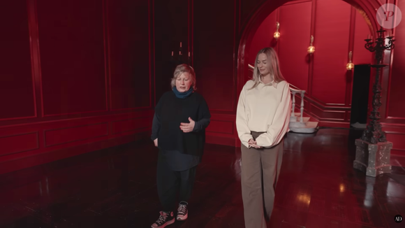 O hall de entrada da mansão, todo em vermelho, rouba a cena em diversos momentos do filme