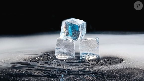 O truque funciona porque o gelo se transforma em vapor enquanto o tambor gira, e esse vapor suaviza as fibras e ajuda a refrescar o tecido. O método funciona especialmente bem com algodão e tecidos leves