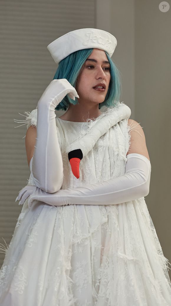 A influenciadora Gabb, famosa nas redes sociais pelos bordões “iconic” e “horrorooosa”, integra o elenco de 'Icônica: De Faxineira à Fashionista' como a enigmática Pitonisa