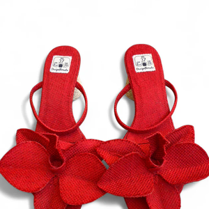 Marca brasileira Design Floresta, criada pela arquiteta Fernanda Toledo, aposta em sandálias artesanais sustentáveis feitas no Cerrado goiano