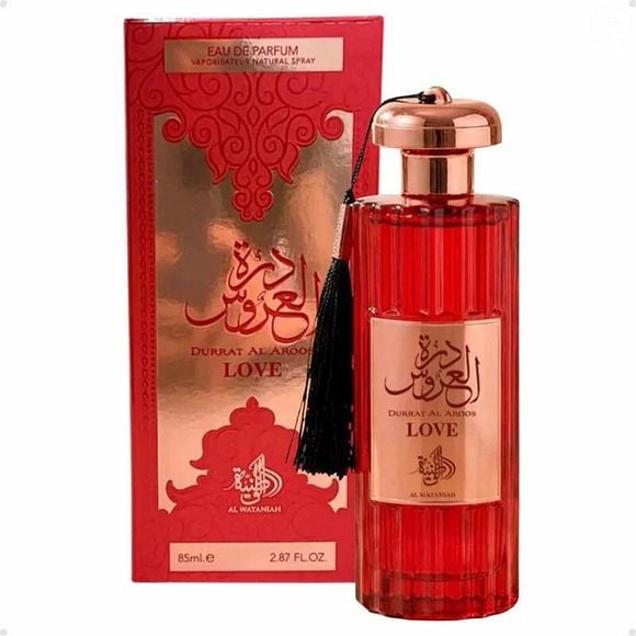 Lançado em 2025, o Durrat Al Aroos Love, da Al Wataniah, é um perfume oriental especiado feminino que combina almíscar branco e nagarmota na abertura, baunilha, açafrão e cardamomo no coração e madeira guaiac e cumarina na base. A composição aposta em acordes quentes e adocicados