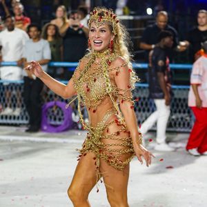 Musa do Salgueiro, Lívia Andrade aliou o vermelho ao dourado em seu look