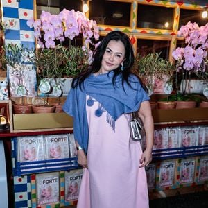 A atriz Suzana Alves, que fez sucesso nos anos 1990 como Tiazinha no Programa H, prestigiou o aniversário de Karina Bacchi