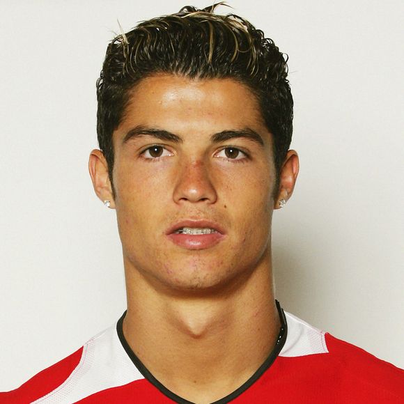 Cristiano Ronaldo tinha um dente a menos na parte da frente de sua boca, o que o incomodava
