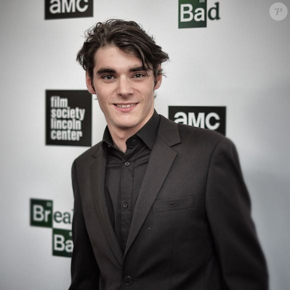 RJ Mitte também construiu uma carreira para além de 'Breaking Bad', série encerrada em 2013. De acordo com a revista People, o ator participou de produções como 'Westhampton', de 2025, 'Love Me Dead' e 'Talking to Strangers'. Antes da fama, ele ainda fez participações como figurante em 'Hannah Montana' e 'Todo Mundo Odeia o Chris'