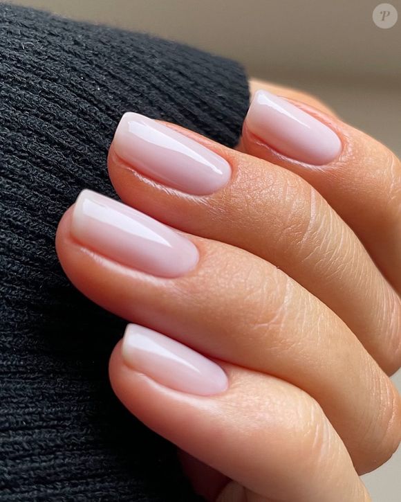 Unhas para o Outono: a cor rosa antigo é clássica e deixa suas unhas mais românticas nesta meia estação de 2026.