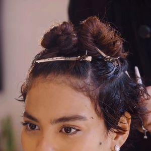 Bella Campos desabafa após cortar o cabelo e expõe significado emocional da mudança: 'Me desprendendo dos meus medos, de desejos que nunca foram realmente meus', escreveu a atriz
