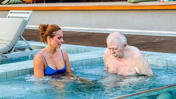 Paolla Oliveira surge com o pai diagnosticado com doença degenerativa e detalhe no corpo da atriz assusta fãs: 'Me explica?'