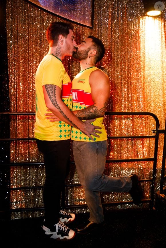 Carnaval 2026 com beijo de Mauro Sousa e Rafael Piccin