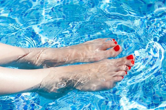 Esmalte vermelho é um clássico que segue em alta nas unhas dos pés no verão 2026