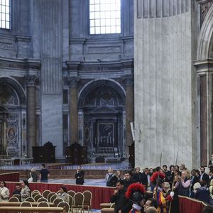 A multidão se despede do Papa Francisco com a liberação do velório ao público