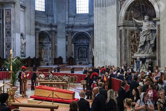 A multidão se despede do Papa Francisco com a liberação do velório ao público