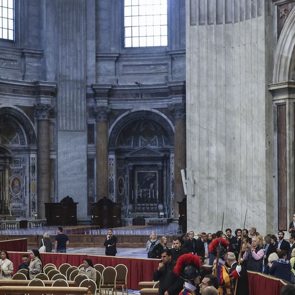 A multidão se despede do Papa Francisco com a liberação do velório ao público