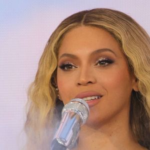 Beyoncé assume papel de anfitriã no Met Gala ao lado de estrelas de peso, reforçando sua influência na moda e no entretenimento