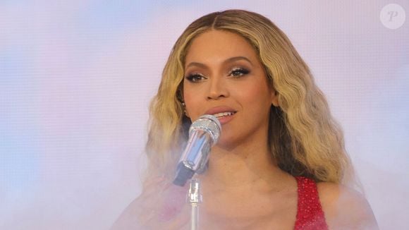 Beyoncé assume papel de anfitriã no Met Gala ao lado de estrelas de peso, reforçando sua influência na moda e no entretenimento