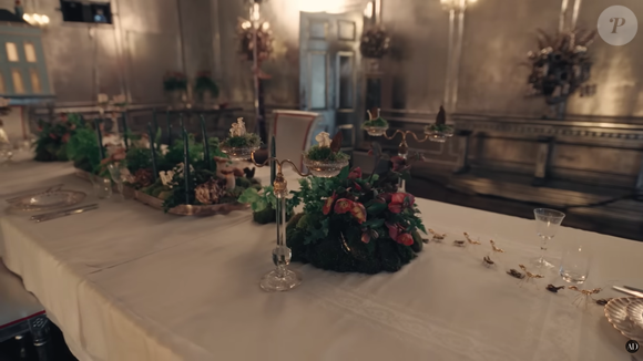 A mesa sempre posta e cheia é um dos principais cenários de 'O Morro dos Ventos Uivantes'