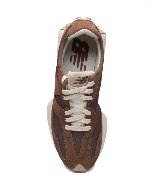 Com cabedal confeccionado em 53% couro, 42% têxtil e 5% material sintético, o New Balance 327V1 apresenta um design moderno e elegante para compor looks casuais e urbanos