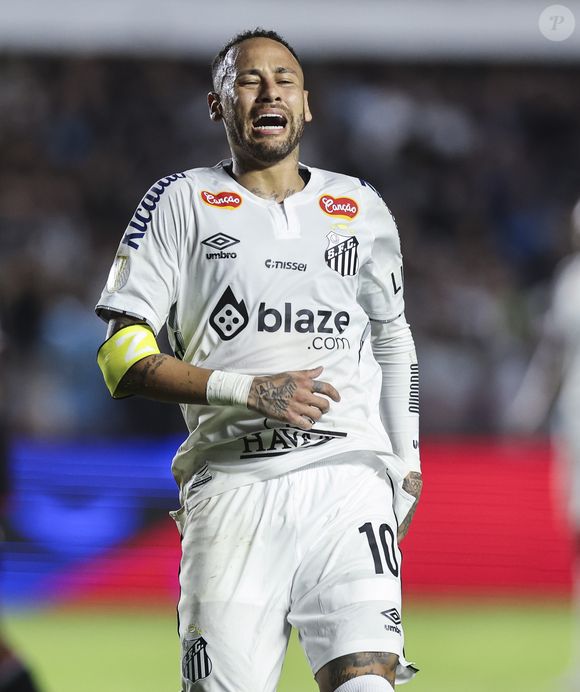 Neymar se machucou novamente, desta vez em um jogo do Santos contra o Atlético-MG.
