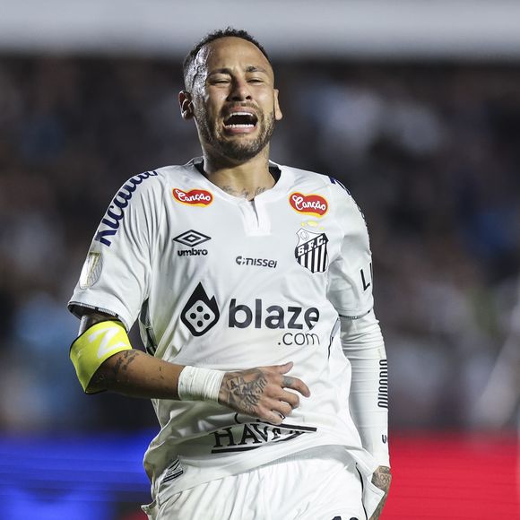 Neymar se machucou novamente, desta vez em um jogo do Santos contra o Atlético-MG.