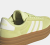 Inspirado nos tons do azeite, modelo da Adidas chama atenção durante a Semana Santa e vira tendência