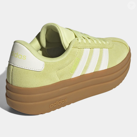 Inspirado nos tons do azeite, modelo da Adidas chama atenção durante a Semana Santa e vira tendência