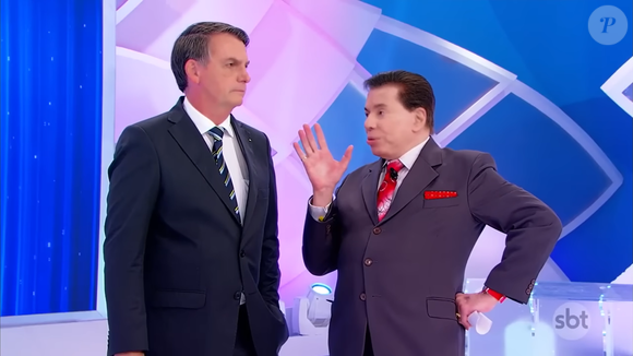 Silvio Santos admitiu que consideraria pegar uma arma caso ouvisse um ruído suspeito dentro de casa. 'Se eu tiver uma arma em casa e ouvir um ruído é claro que eu não vou sair de cueca pra pegar o cara... Eu vou pegar a arma, lógico', afirmou o apresentador, provocando uma reação positiva de Jair Bolsonaro