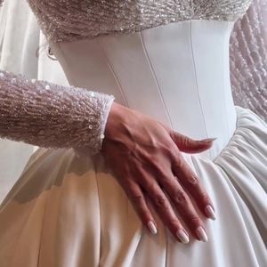 Laís Caldas escolheu um modelito com uma saia ampla e volumosa, com um corset de corte acinturado que reforçou a silhueta da ex-’BBB’