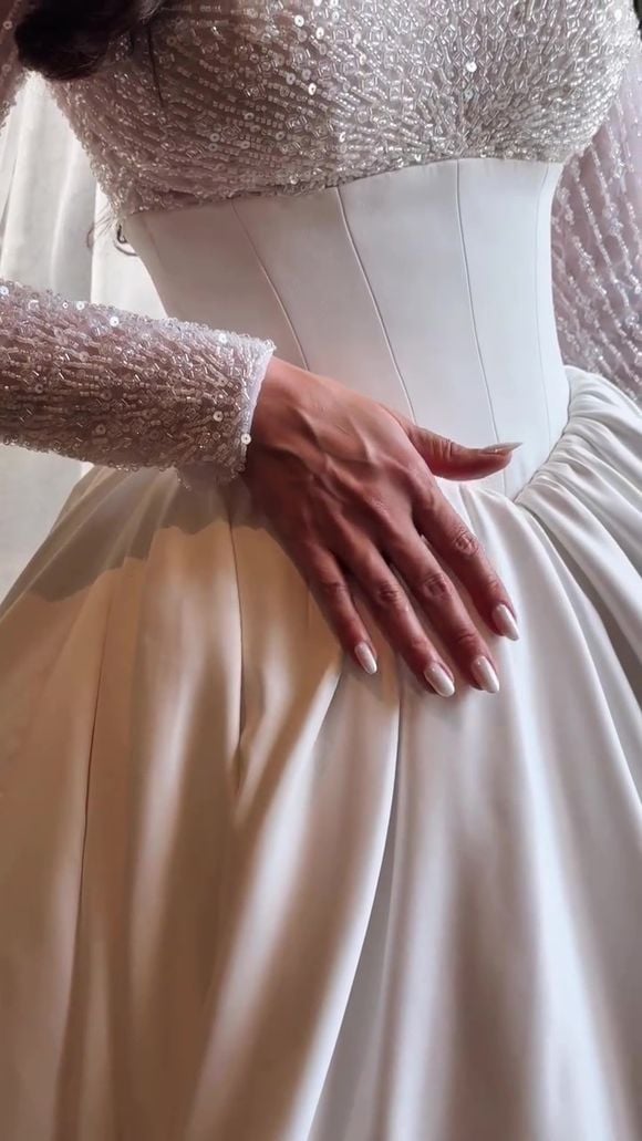 Laís Caldas escolheu um modelito com uma saia ampla e volumosa, com um corset de corte acinturado que reforçou a silhueta da ex-’BBB’