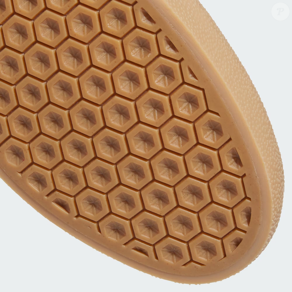 O modelo vulcanizado da Adidas Skateboarding mostra como os tênis inspirados no skate deixaram de ser exclusividade masculina e ganharam espaço em produções mais elegantes e maduras