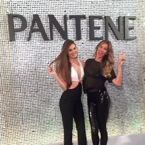 Camila Queiroz, em encontro com Gisele Bündchen há alguns anos, roubou a cena na web