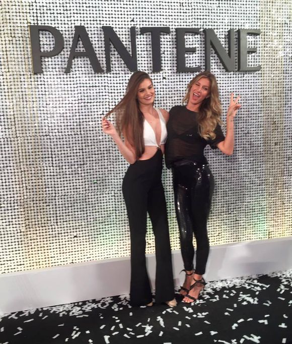 Camila Queiroz, em encontro com Gisele Bündchen há alguns anos, roubou a cena na web