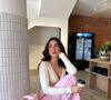 Com visual delicado e detalhes em bege, o modelo ganha força como peça-chave para looks com calça branca