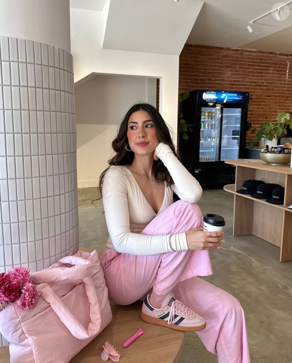 Com visual delicado e detalhes em bege, o modelo ganha força como peça-chave para looks com calça branca