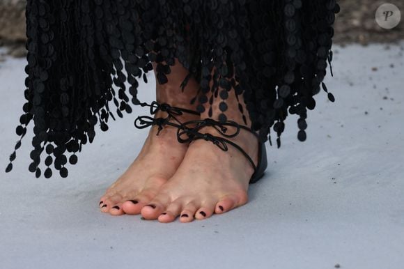 A proposta da Chanel já havia dividido opiniões quando foi apresentada em abril. Uma funcionária da Vogue classificou o modelo como uma extravagância 'atrevida e divertida', enquanto outra admitiu: 'Fiquei com medo, não estou preparada para fazer pedicure'