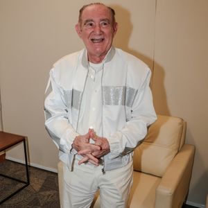 Renato Aragão contou que fazia sessão de seus filmes para a filha, Juliana Aragão, mas notava que 'não era a mesma coisa'