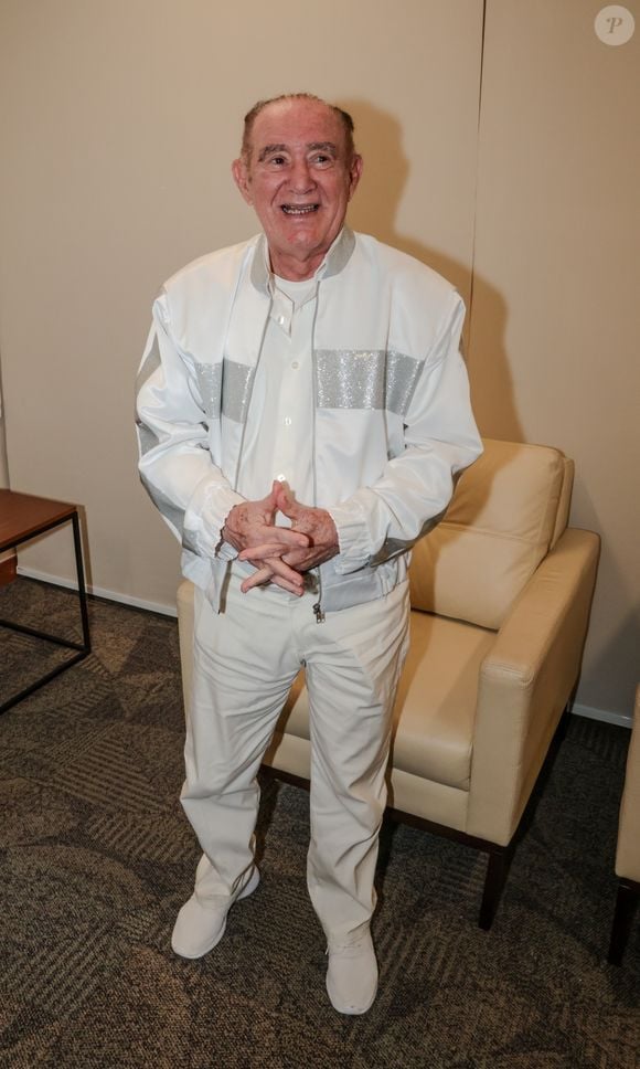 Renato Aragão contou que fazia sessão de seus filmes para a filha, Juliana Aragão, mas notava que 'não era a mesma coisa'