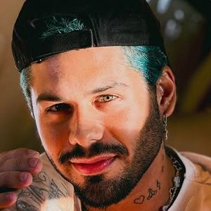 Zé Felipe radicalizou no visual