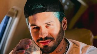 Zé Felipe passa por transformação radical no visual e faz promessa ousada: '2 anos sem...'