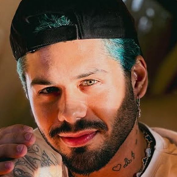 Zé Felipe radicalizou no visual