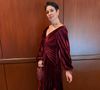 O vestido de veludo The Lilie escolhido por Natasha Dantas chamou atenção no Emmy; acabamento impecável e drapeado luxuoso