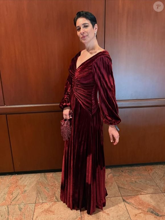 O vestido de veludo The Lilie escolhido por Natasha Dantas chamou atenção no Emmy; acabamento impecável e drapeado luxuoso