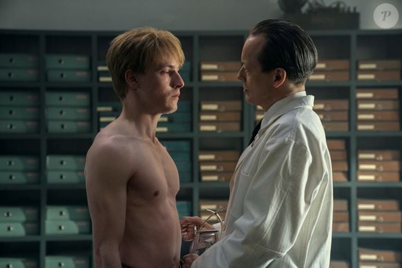 Já Werner, um jovem soldado alemão que está perdido e não se encaixa no cenário brutal da guerra