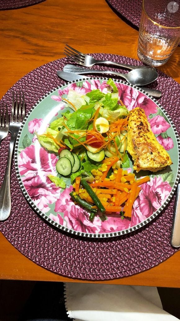 Manter uma alimentação equilibrada ajuda a deixar o cabelo rico em nutrientes